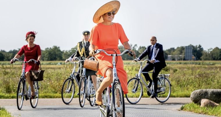 Máxima, en bici.