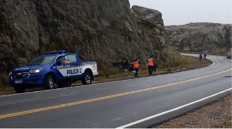 La escena tras el vuelco y la muerte de la víctima en Córdoba Foto: Gentileza