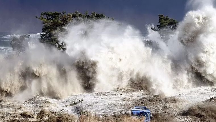 Foto: SADATSUGU TOMIZAWA/AFP. Un tsunami desatado por el terremoto en Japón el 11 de marzo de 2011 golpea la costa de Minamisoma en la prefectura de Fukushima.