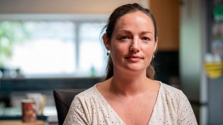 Cat Razzell tenía solo 13 años cuando su madre fue asesinada por su padre.