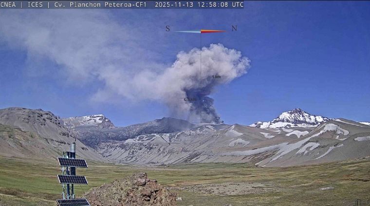 La columna de cenizas del volcán Planchón Peteroa alcanzó los 2.000 metros sobre el nivel del cráter.&nbsp;