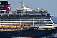 se arrojo de un crucero de disney que iba a florida para salvar a su pequena hija