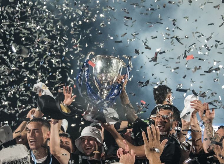 Gimnasia se consagró campeón y ascendió a la Primera División. Gimnasia se consagró campeón y ascendió a la Primera División.