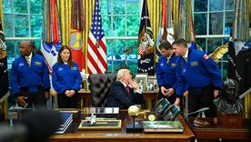 Donald Trump junto a Reid Wiseman, Christina Koch, Victor Glover y Jeremy Hansen.