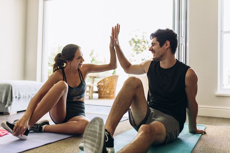 Con este ejercicios de yoga en pareja tu espalda quedará totalmente descomprimida Foto: Shutterstock