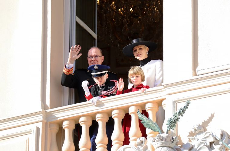 El Príncipe Alberto II de Mónaco, la princesa Charlene y sus dos hijos Foto: Shutterstock
