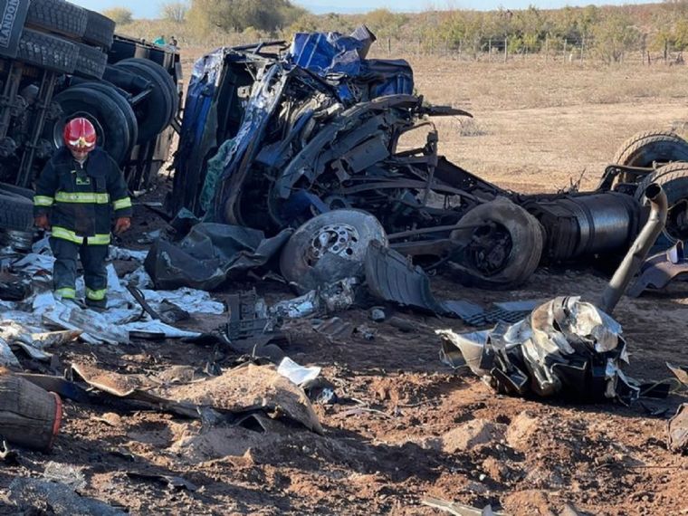 Bomberos trabajando sobre uno de los camiones Foto: Gentileza La Provincia SJ