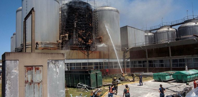 Personal de Bomberos apagando el fuego que se desató en una parte de la cervecería Quilmes, en Buenos Aires Foto: Télam