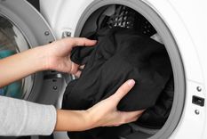 LIMPIEZA LA ROPA NEGRA PUEDE IR DESGASTANDO SU COLOR CON LOS MALOS LAVADOS Y EL PASO DEL TIEMPO Foto: Shutterstock