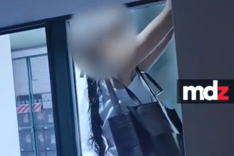 El joven denunció los ataques de su vecina con un video de los mismos. El joven denunció los ataques de su vecina con un video de los mismos.