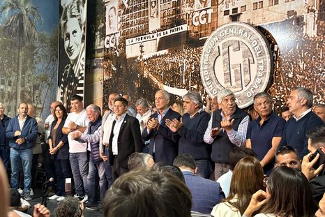 Axel Kicillof entre los dirigentes de la CGT. Axel Kicillof entre los dirigentes de la CGT.