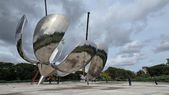 Así colocaban el pétalo de la Floralis Genérica. Así colocaban el pétalo de la Floralis Genérica.