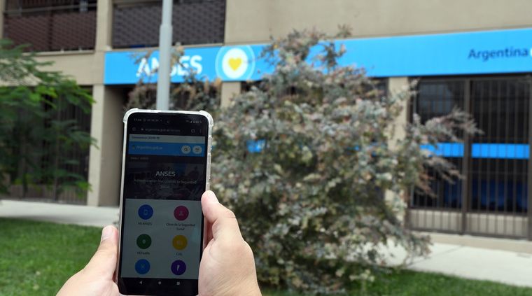 Según el cronograma oficial de la Anses, hoy cobran jubilados que perciben la mínima y titulares de programas sociales. Según el cronograma oficial de la Anses, hoy cobran jubilados que perciben la mínima y titulares de programas sociales.