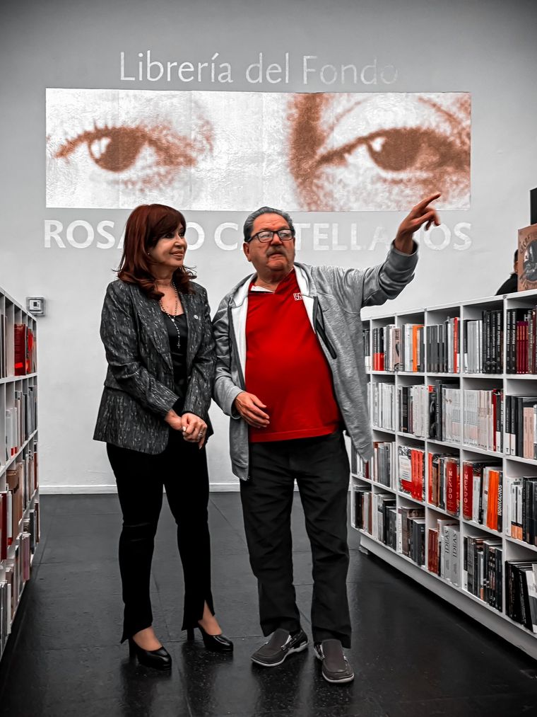 Cristina Fernández de Kirchner visitó en México la librería del Fondo de Cultura Económica y mantuvo una charla con el director de la institución, el escritor Paco Ignacio Taibo II Foto: Twitter Paco Taibo II