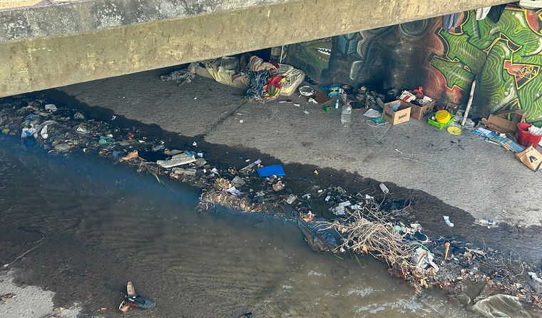 Rita vivía sobre un margen del cauce que generalmente estaba seco. Rita vivía sobre un margen del cauce que generalmente estaba seco.