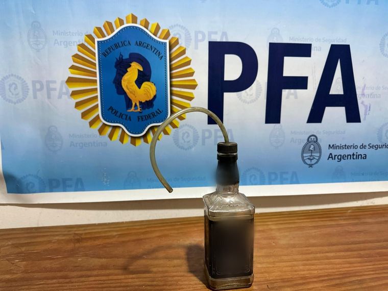 El artefacto explosivo que encontró el operativo de la Policía Federal Argentina en el inmueble del acusado de amenazar de muerte a Patricia Bullrich. El artefacto explosivo que encontró el operativo de la Policía Federal Argentina en el inmueble del acusado de amenazar de muerte a Patricia Bullrich.