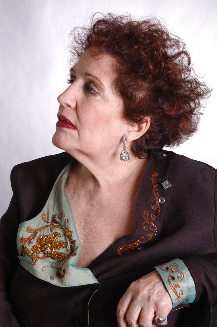 Fans y colegas lamentan la pérdida de una voz que definió la identidad cultural nacional. Fans y colegas lamentan la pérdida de una voz que definió la identidad cultural nacional.