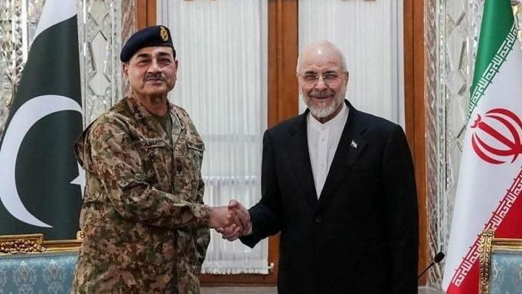 El presidente del Parlamento iraní ha surgido como un negociador clave; aquí se lo ve recibiendo la semana pasada al jefe del Ejército de Pakistán, Asim Munir.