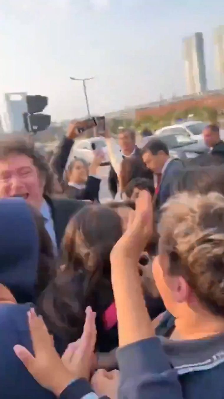 Javier Milei hizo pogo con un grupo de estudiantes Foto: Captura de video