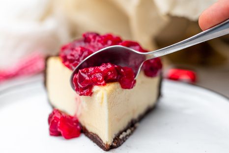 Hay muchas variantes y diversidad de recetas de cheesecake, un postre muy fácil de hacer. Foto: Unsplash