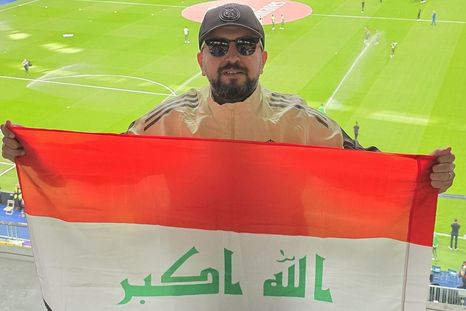 El aficionado iraquí Abdulla Adnan no ha podido conseguir un visado para viajar a EE.UU. y ver jugar a su selección. El aficionado iraquí Abdulla Adnan no ha podido conseguir un visado para viajar a EE.UU. y ver jugar a su selección.