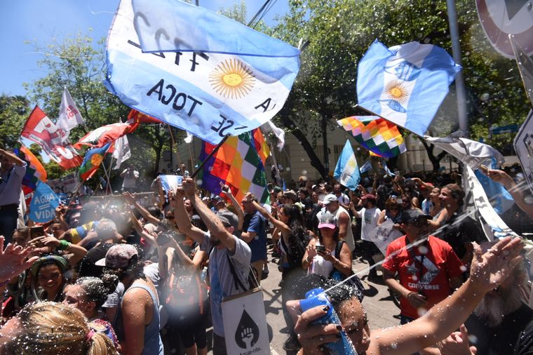 Los vecinos autoconvocados celebraron en la Plaza Independencia. Foto: Foto: Pachy Reynoso