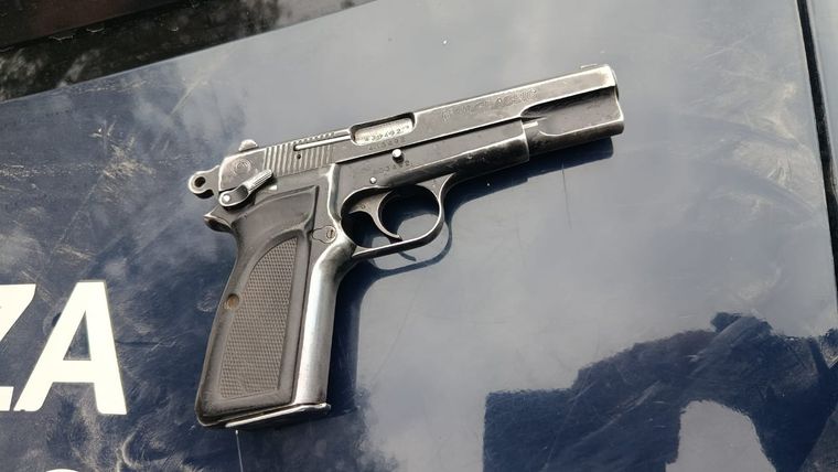 La pistola calibre 9 milímetros provista por el Estado que fue secuestrada en el procedimiento.  La pistola calibre 9 milímetros provista por el Estado que fue secuestrada en el procedimiento.