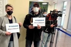 Simpatizantes de Roman Protasevich en el aeropuerto de Vilnius. Foto: REUTERS