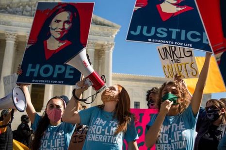 Grupos contrarios al aborto se manifestaron en días pasados frente a la Corte Suprema para abogar por la confirmación de Amy Coney Barrett como magistrada.