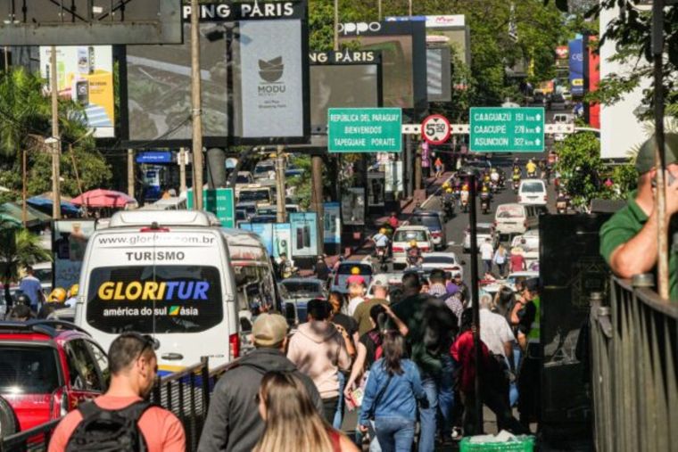 Las filas de autos en Ciudad del Este por el Black Friday.