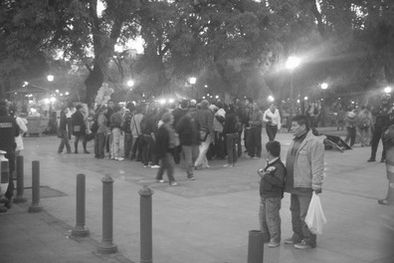 MDZol | El tumulto en la Plaza durante la discusión con los artesanos.