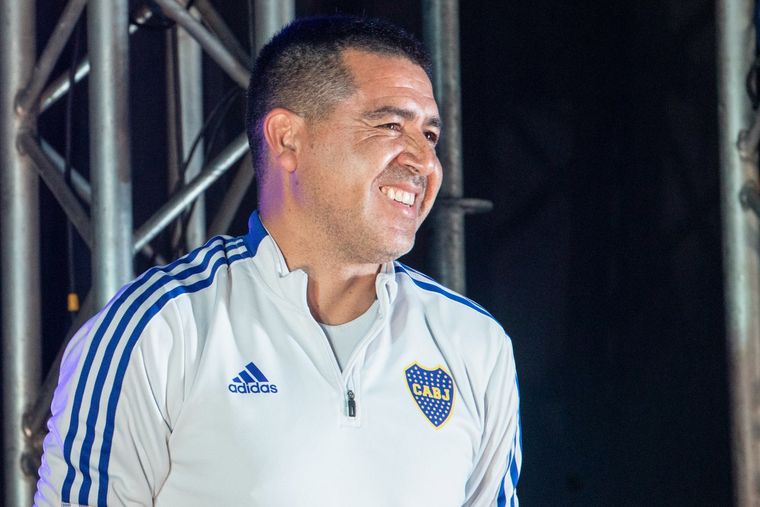 Juan Román Riquelme sonríe, puede llegar un delantero sin cargo. Foto: Noticias Argentinas