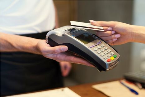 La operatoria con tarjetas de crédito continúa mostrando señales de debilidad pero el saldo financiado en dólares de las tarjetas de crédito aumentó un 14,2% mensual en abril. La operatoria con tarjetas de crédito continúa mostrando señales de debilidad pero el saldo financiado en dólares de las tarjetas de crédito aumentó un 14,2% mensual en abril.