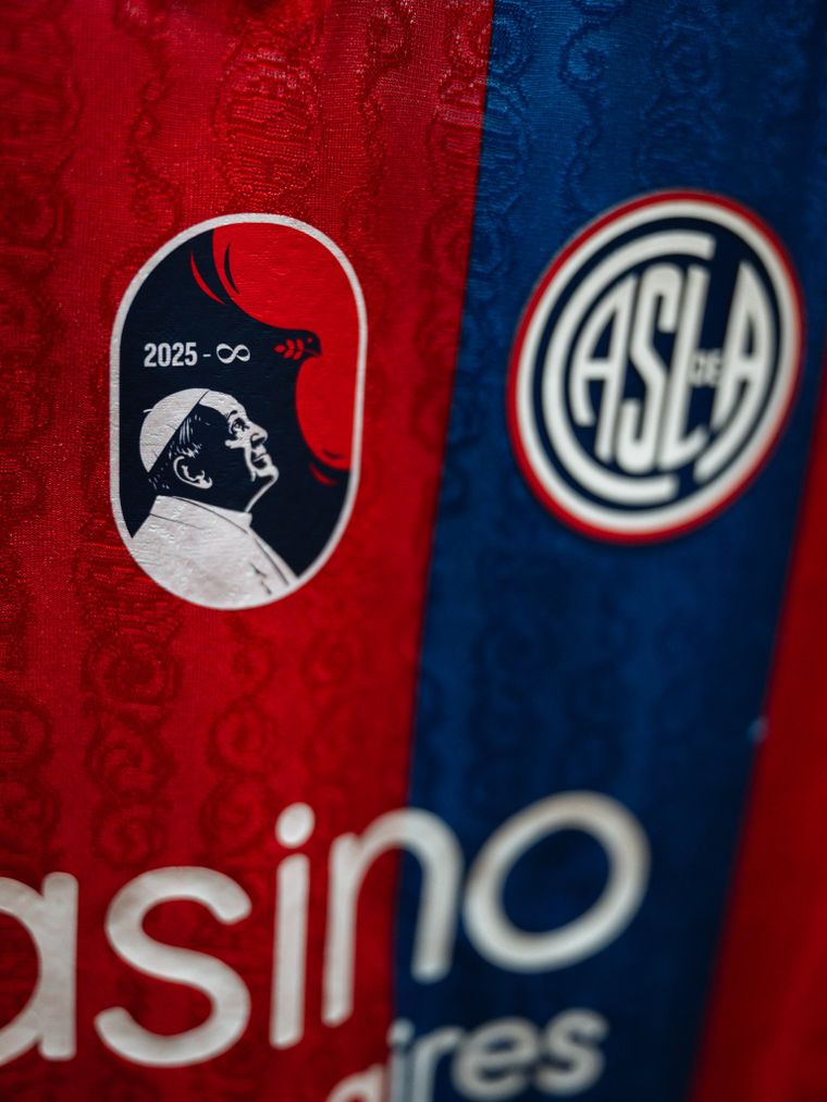 El parche en la camiseta de San Lorenzo en homenaje al Papa Francisco. El parche en la camiseta de San Lorenzo en homenaje al Papa Francisco.