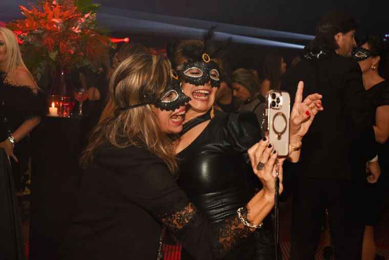 Hubo sonrisas que brillaron más que los vestidos. Hubo sonrisas que brillaron más que los vestidos.