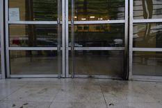 9 personas atacaron con bombas molotov uno de los edificios de Grupo Clarín.