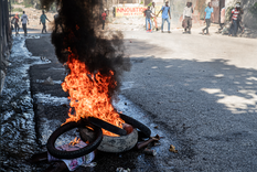 Un cadáver arde bajo unas llantas en una calle del centro de Puerto Príncipe el 9 de febrero de 2026.
