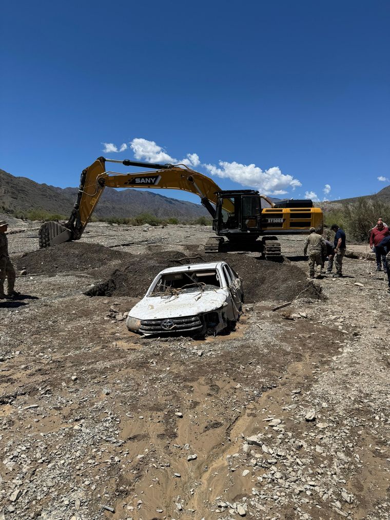 La camioneta en la que se trasladaban los tres trabajadores cuando quedaron atrapados por la creciente del río Foto: Gentileza