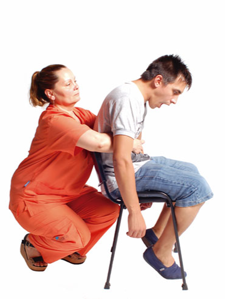 También puede practicarse mientras la persona está sentada, aplicando las compresiones abdominales desde atrás. También puede practicarse mientras la persona está sentada, aplicando las compresiones abdominales desde atrás. 