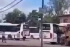 Un hombre chocó a tres colectivos con una pala mecánica en un ataque de furia Foto: Captura de video