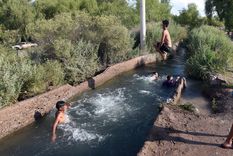 A pesar de la prohibición de bañarse en cauces de riego, muchos optan por sumergirse para hacer frente al calor Foto: Archivo MDZ