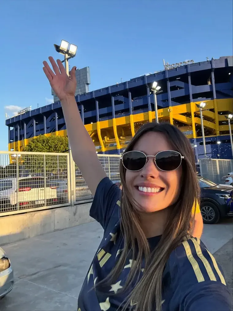 La conductora eligió un outfit casual con espíritu futbolero. La conductora eligió un outfit casual con espíritu futbolero.