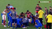 En pleno partido de Flamengo un jugador rival convulsionó y hubo momentos de desesperación En pleno partido de Flamengo un jugador rival convulsionó y hubo momentos de desesperación