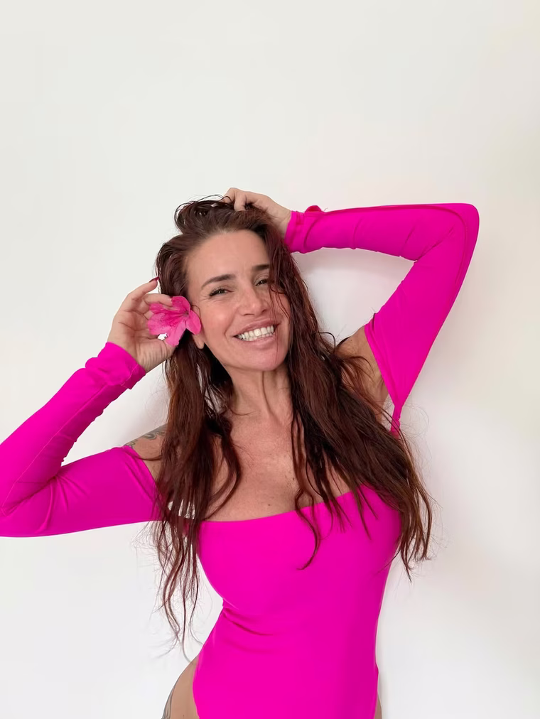 El body rosa y la flor de Florencia Peña que celebraron el inicio de estación. El body rosa y la flor de Florencia Peña que celebraron el inicio de estación.