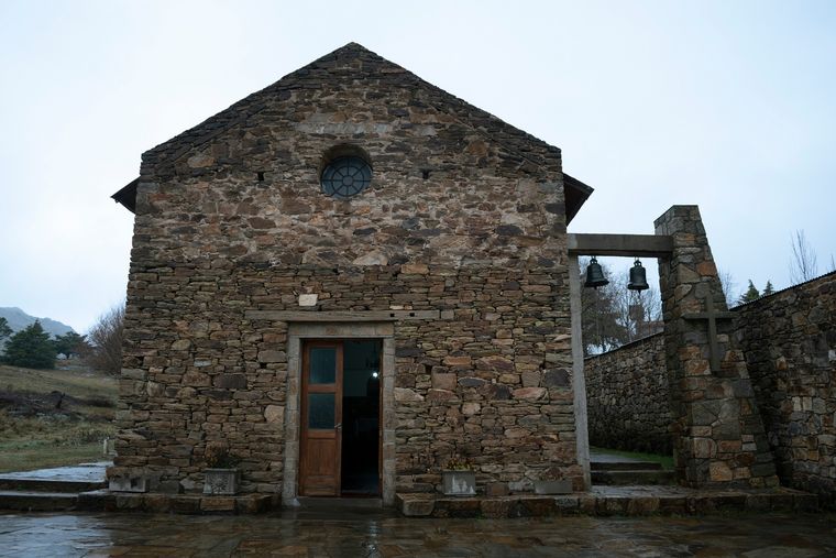 Las calles de piedra del pueblo recuerdan su origen minero. Las calles de piedra del pueblo recuerdan su origen minero.