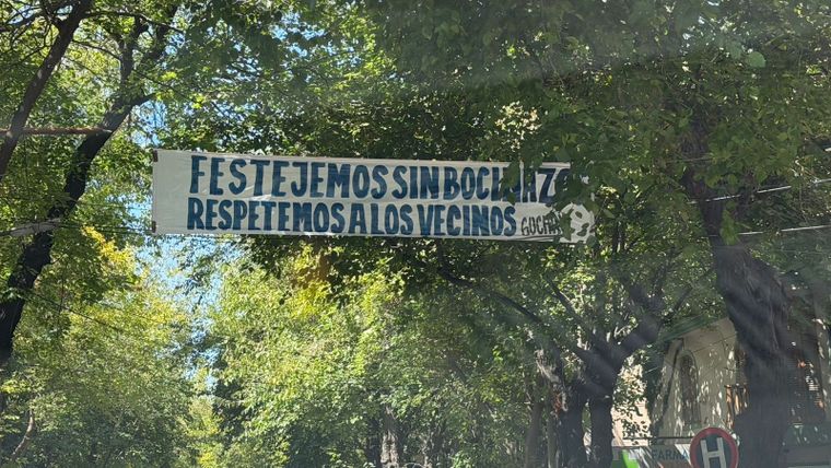 Festejemos sin bocinazos. Respetemos a los vecinos, el pasacalle que llama la atención de los vecinos.&nbsp;