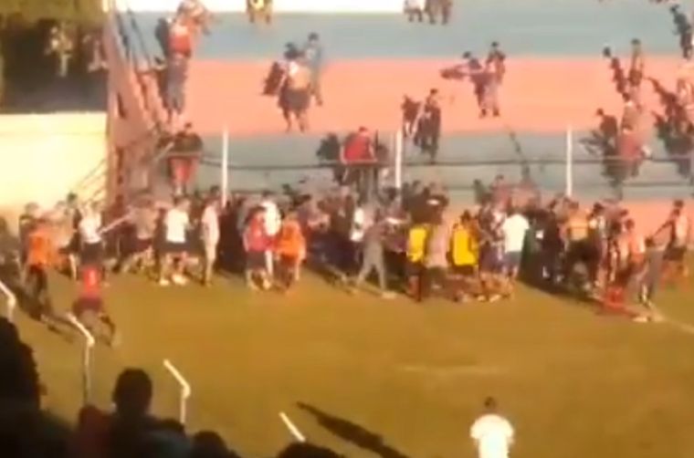 La semifinal jugada en Talleres terminó con serios incidentes. Foto: Captura