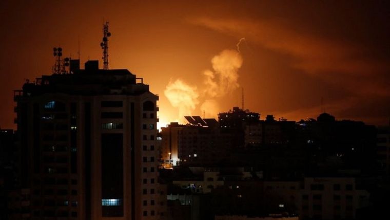 Columnas de humo se elevan sobre la ciudad de Gaza después de los ataques israelíes. Foto: Getty Images