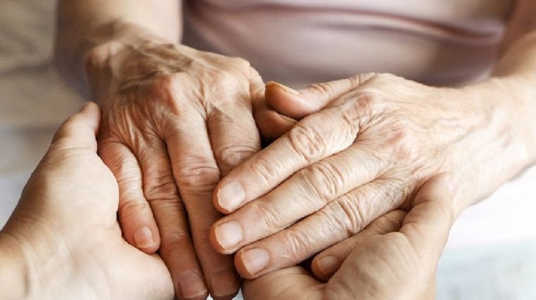 La mujer tiene el implante cerebral para controlar la enfermedad Foto: NA