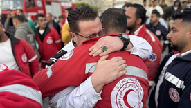Empleados de la Media Luna Roja Palestina se abrazan mientras trasladan los cuerpos de sus compañeros a Jan Yunis, en el sur de Gaza. Foto: Getty images